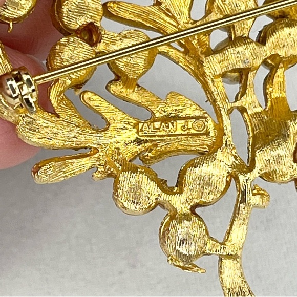 Vintage Alan J Faux Pearl Gold Tone Leaf Brooch Pin Signed - Picture 4 of 6